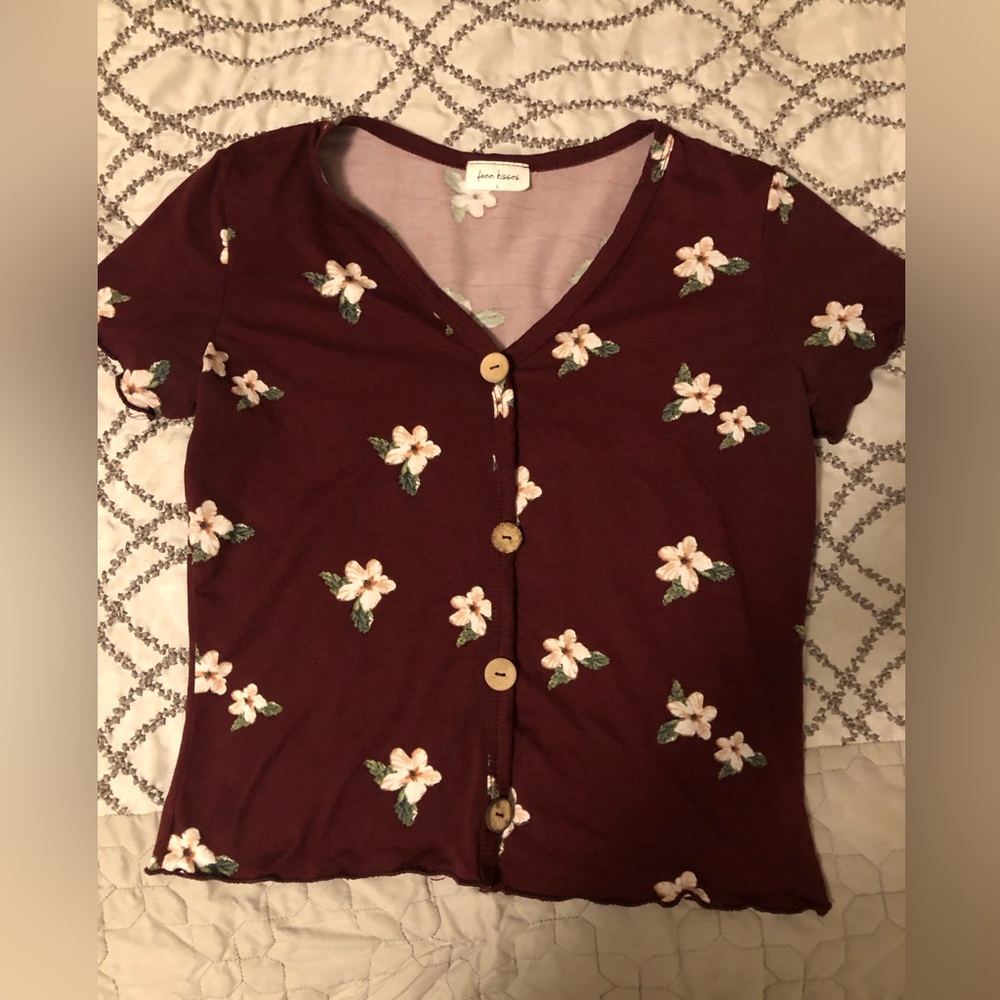 Size/ Large but it fits like a Medium, cute maroon color , lovely for the summer